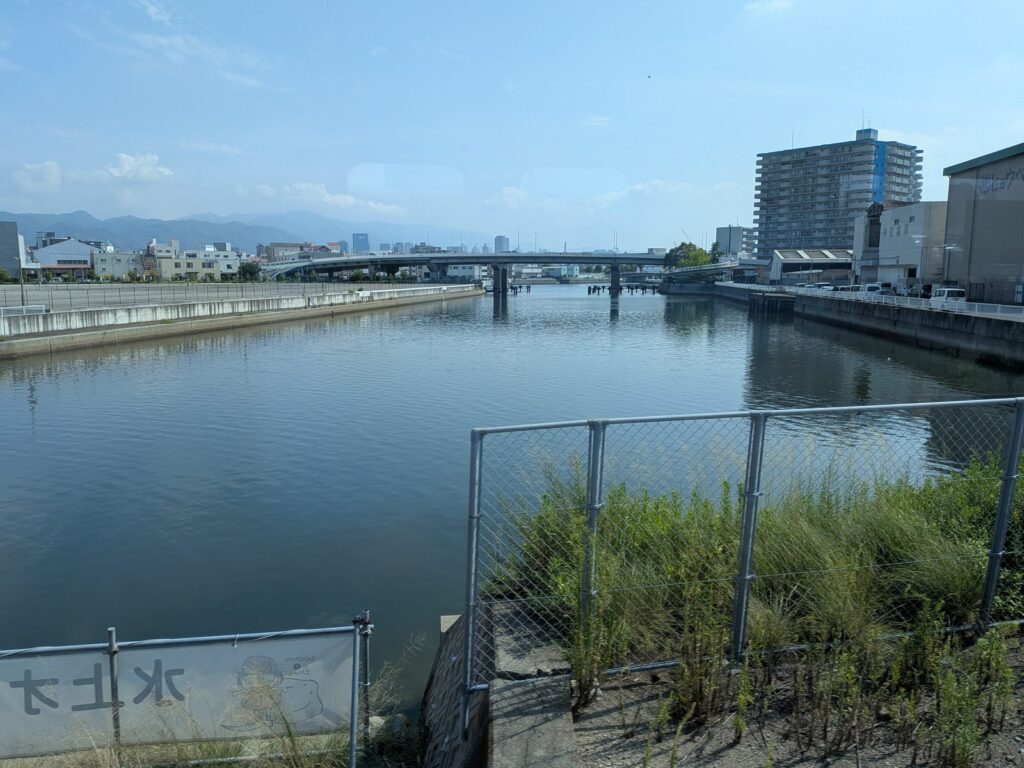 和田岬線の車窓から見える神戸の運河と橋