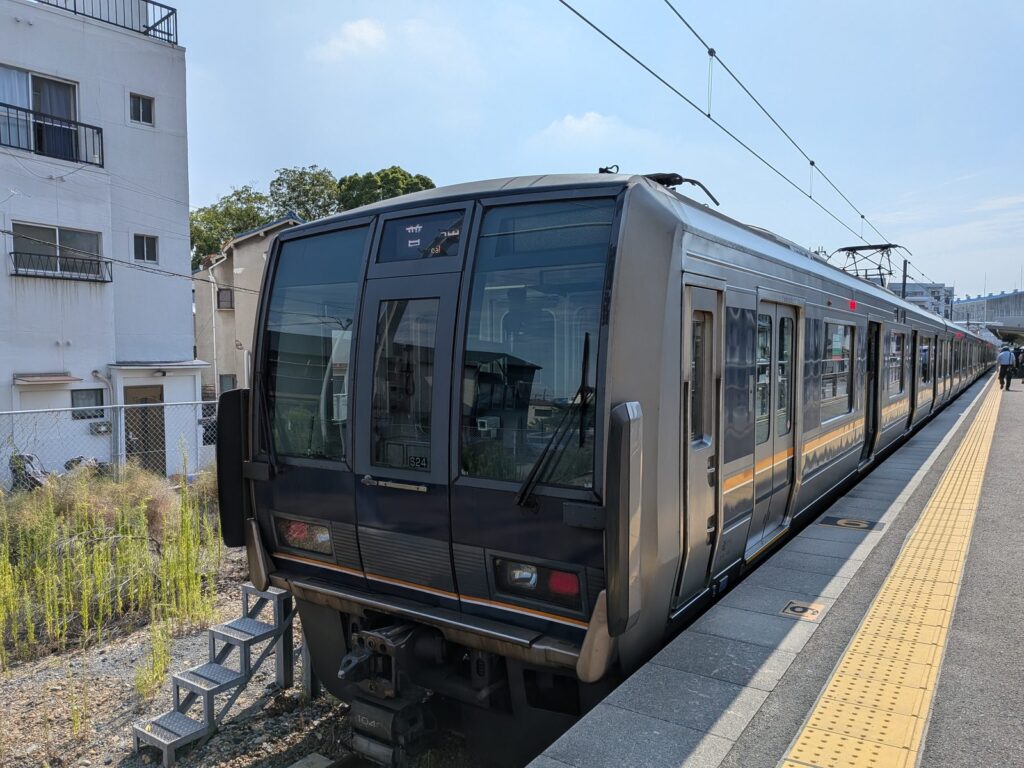 和田岬駅のホームに停車するJR西日本207系電車