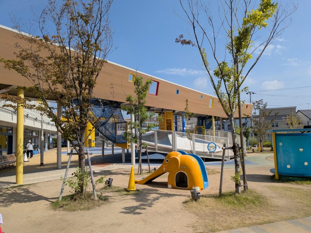 こべっこランドの屋外遊具 ゾウの滑り台とネット遊具