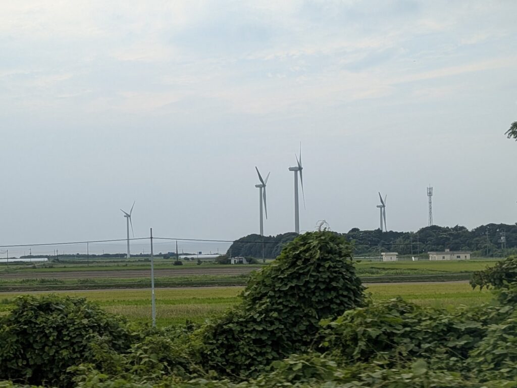 山陰線の車窓から見える風力発電の風車
