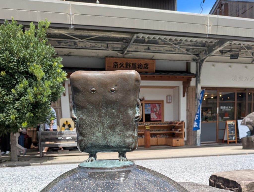 境港市の水木しげるロード 妖怪のブロンズ像