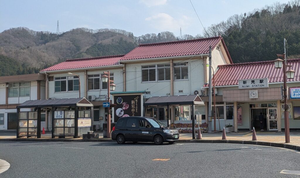 山あいの新見駅。ここで泊まる宿を選ぶのに、苦労しました